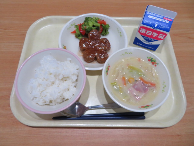 ごはん、牛乳、花型ハンバーグケチャップソース、イタリアンサラダ、コーンスープ