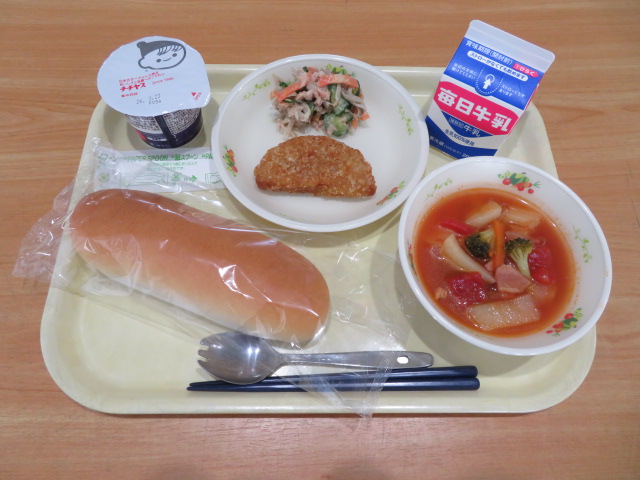 コッペパン、牛乳、ボロニアカツ、ごぼうサラダ、ミネストローネ、ヨーグルト