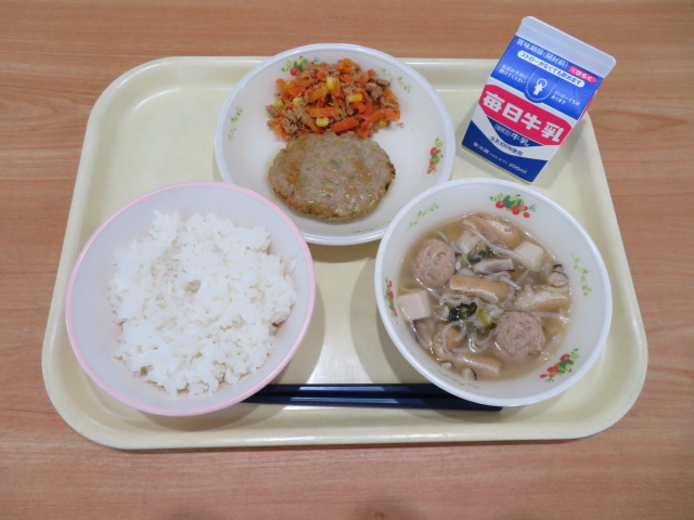 ごはん、牛乳、和風つくね、にんじんしりしり、にゅうめん