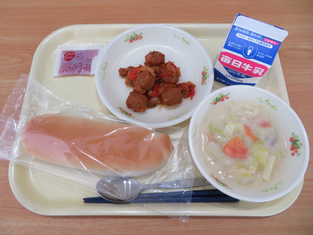 コッペパン、牛乳、肉団子のトマト煮、いちごジャム、はるキャベツのクリーム煮
