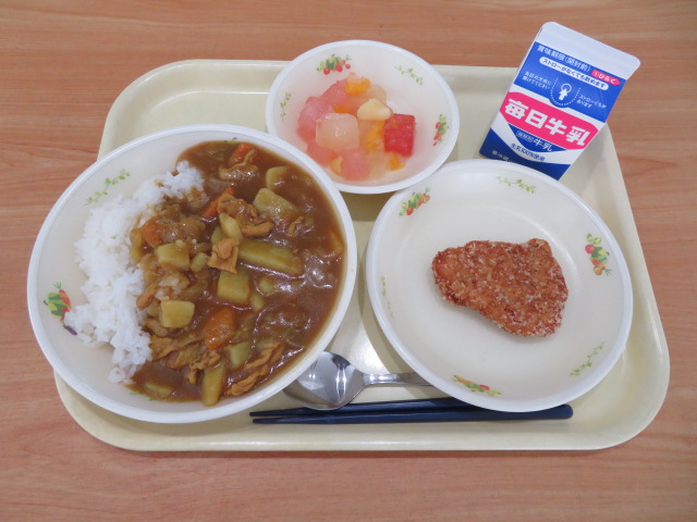 ごはん、牛乳、チキンカツ、ポークカレー、お祝いフルーツポンチ