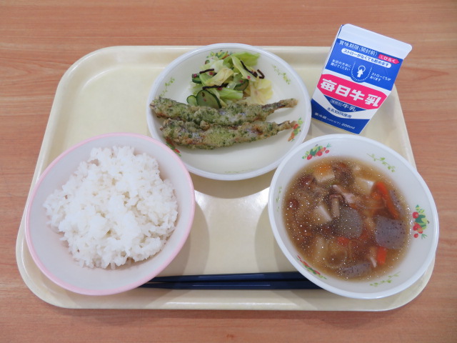 ごはん、牛乳、ししゃもの磯辺あげ、うめこんぶ和え、いものこ汁