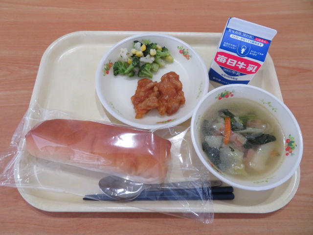 米粉パン、牛乳、鶏肉のレモンソース、花野菜サラダ、コンソメスープ