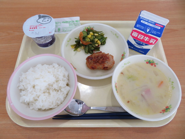 ごはん、牛乳、グリルチキンの柿ソース、茎わかめのサラダ、豆乳スープ、ヨーグルト