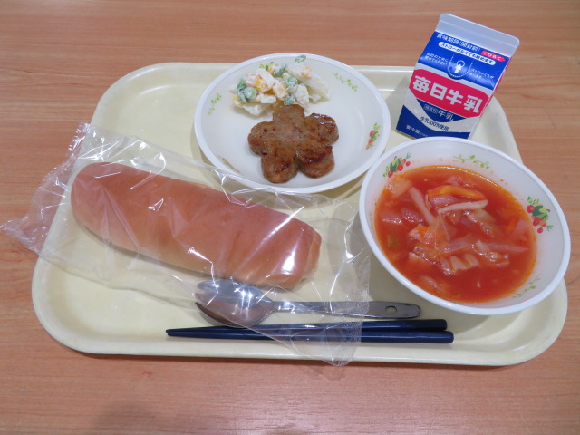 米粉パン、牛乳、花型ハンバーグ、ポテトサラダ、ミネストローネ