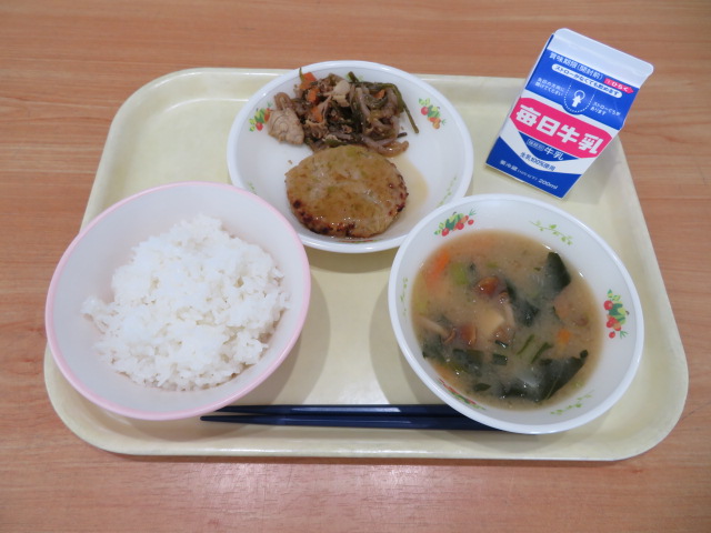 ごはん、牛乳、和風つくね、茎わかめの五目炒め、小松菜となめこのみそ汁
