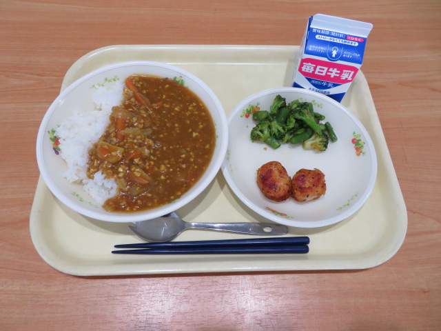 ごはん、牛乳、レモンバジルナゲット、アスパラサラダ、キーマカレー