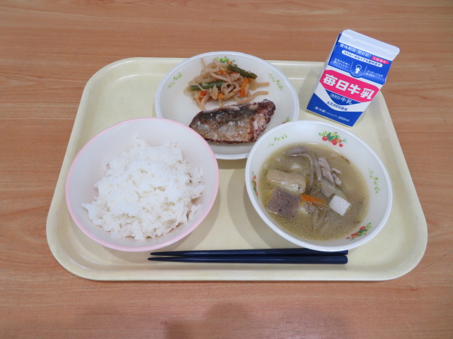 ごはん、牛乳、さわらの竜田揚げ、切干大根の煮物、當麻150周年わくわくみそ汁