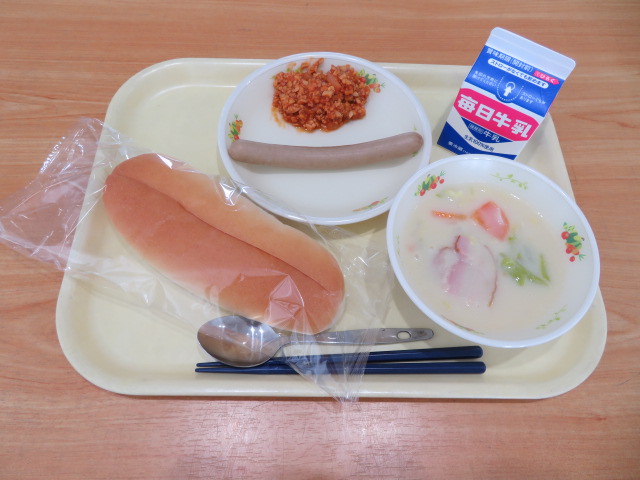 背割りパン、牛乳、ロングウインナー、スロッピージョー、春キャベツのクリーム煮