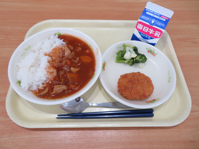 ごはん,牛乳、コーンコロッケ、花野菜サラダ、ハヤシライス