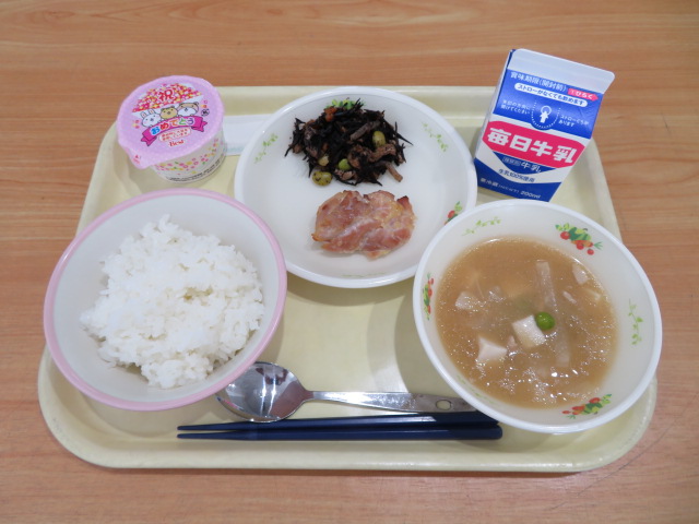 ごはん、牛乳、鶏肉の塩こうじ焼き、ひじきいり煮、おいしいみそ汁、お祝いいちごゼリー