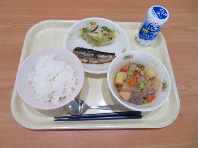 ごはん、ジョア（プレーン）、いわしのしょうが煮、うめこんぶ和え、新じゃがのそぼろ煮