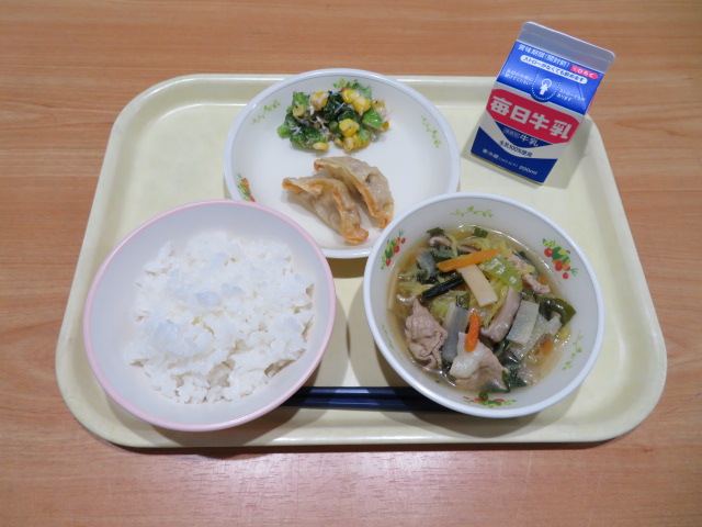 ごはん、牛乳、揚げぎょうざ、チキンサラダ、こんにゃくラーメン