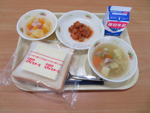 食パン、牛乳、ピザパンの具、春野菜のポトフ、フルーツポンチ、スライスチーズ