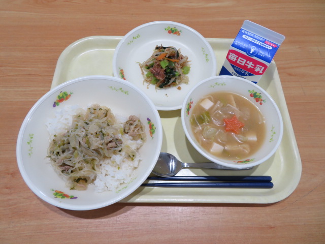 ごはん、牛乳、豚丼の具、もやしのおかかあえ、一年生入学おめでとうみそ汁