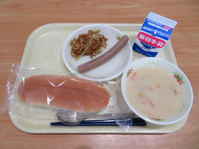 背割りパン、牛乳、ロングウインナー、焼きそば、コーンスープ