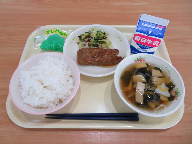ごはん、牛乳、こいのぼりハンバーグ、うめこんぶ和え、若竹汁、かしわもち