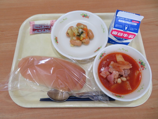 コッペパン、牛乳、ポークビーンズ、塩こうじ炒め、メープルジャム