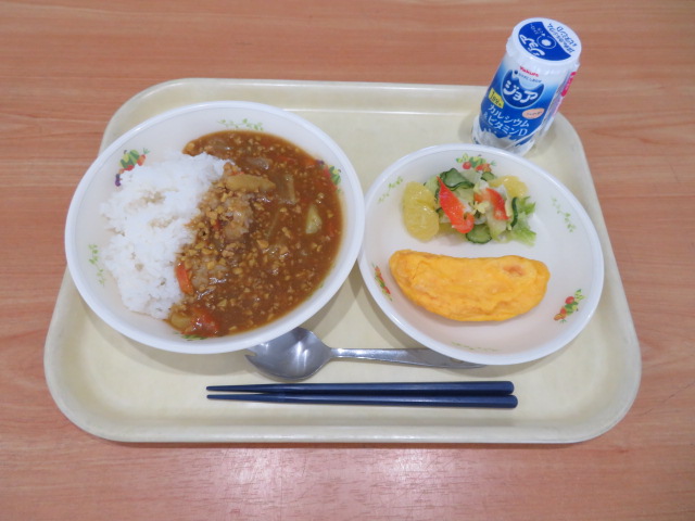 ごはん、ジョア(プレーン)、プレーンオムレツ、夏みかんサラダ、キーマカレー