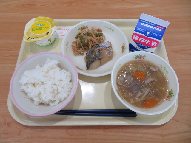 ごはん、牛乳、日向夏ゼリー、鰆ごまみそだれ、切干大根の煮物、具沢山でおいしい豚汁