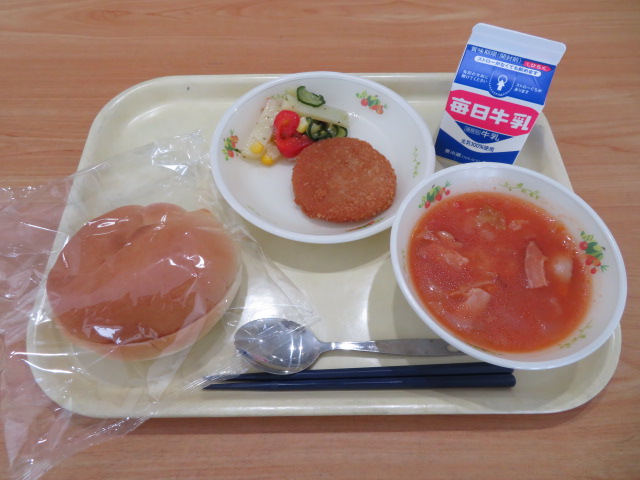 バーガーパン、牛乳、ハムカツ、ねぎごまサラダ、ミネストローネ