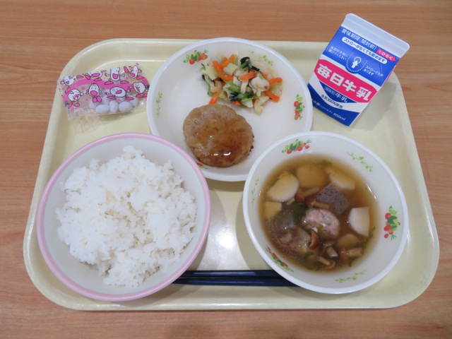ごはん、牛乳、奈良の和風つくね、みそドレッシング和え、いものこ汁、はちみつ大豆