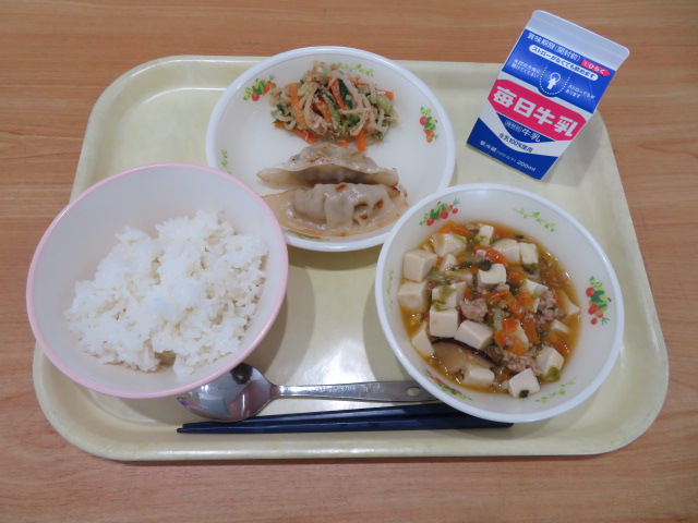 ごはん、牛乳、焼きぎょうざ、切干大根の棒棒鶏、麻婆豆腐
