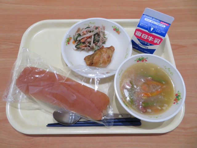 米粉パン、牛乳、鶏肉のカレー風味焼き、ごぼうサラダ、オニオンスープ