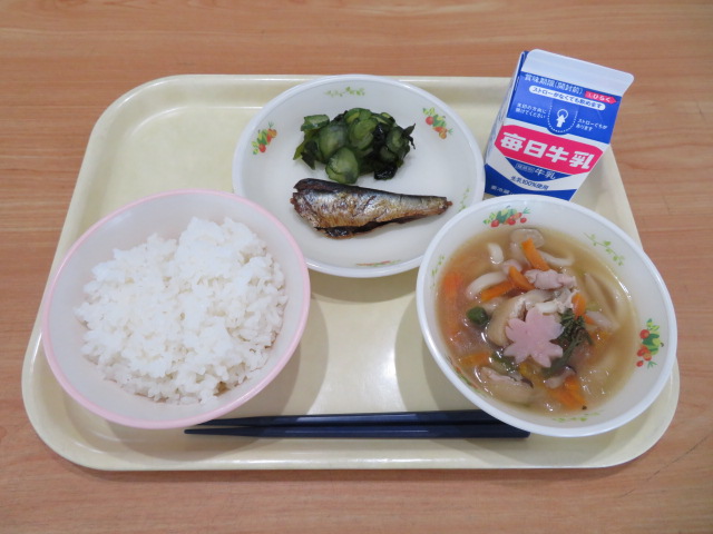 ごはん、牛乳、いわしの甘露煮、きゅうりの酢の物、山菜うどん