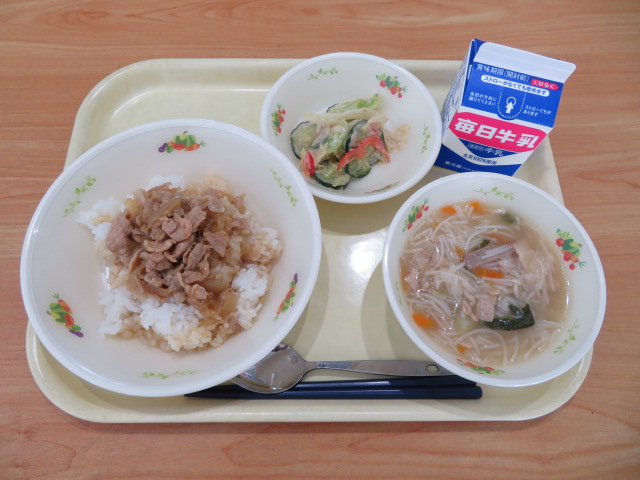 ごはん、牛乳、ルーロー飯の具、中華マヨサラダ、ビーフンスープ