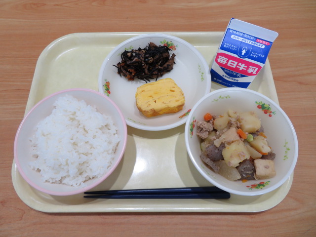 ごはん、牛乳、奈良のたまごやき、ひじきいり煮、新じゃがのうま煮