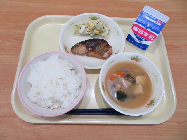 ごはん、牛乳、あじのスタミナ漬け、ごまねーずサラダ、具だくさんみそ汁