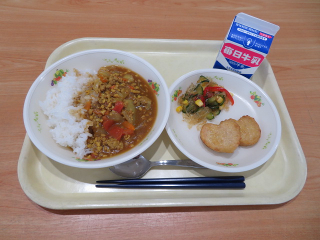 ごはん、牛乳、チキンナゲット、寒天サラダ、トマトキーマカレー