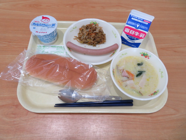 背割りパン、牛乳、ロングウインナー、切干大根のソース炒め、豆乳スープ、ヨーグルト