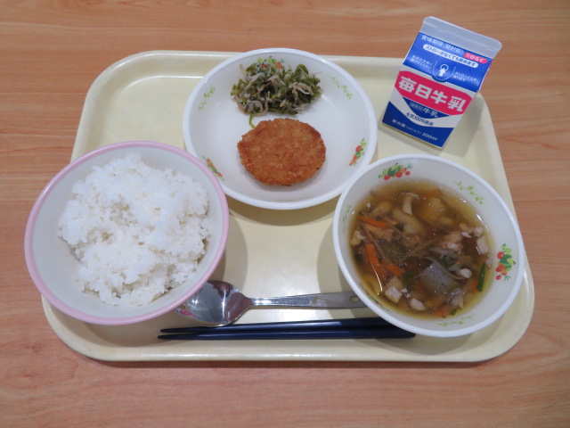 ごはん、牛乳、いかメンチ、じゃこピーマン、けんちん汁