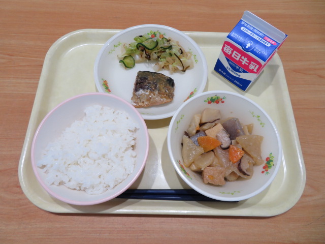 ごはん、牛乳、さばのごまみそ煮、キャベツのたくあん和え、奈良のっぺ