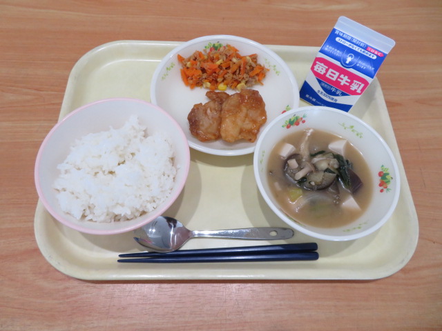 ごはん、牛乳、鶏肉のレモンソース、にんじんしりしり、なすのみそ汁