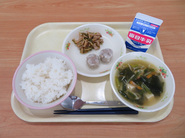 ごはん、牛乳、しゅうまい、青椒牛肉絲、中華スープ