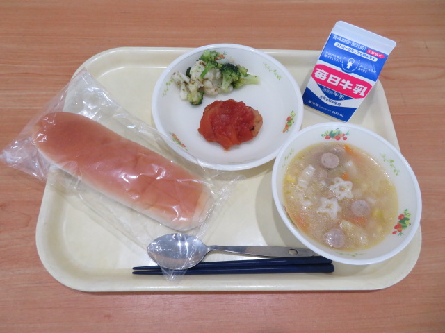 米粉パン、牛乳、グリルチキンのバーベキューソース、花野菜サラダ、マカロニスープ