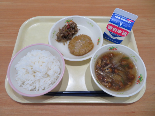 ごはん、牛乳、奈良のキャベツつくね、夏野菜きんぴら、いものこ汁