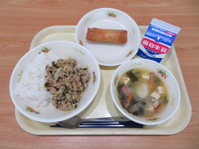 ごはん、牛乳、春巻き、餃子丼の具、奈良の米粉トックスープ