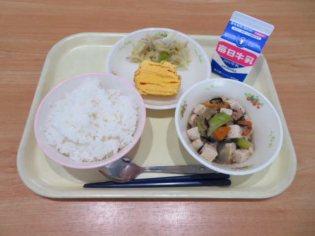 ごはん、牛乳、奈良のたまごやき、じゃこサラダ、五目豆腐