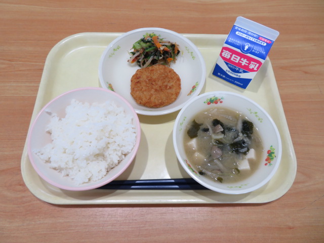 ごはん、牛乳、奈良の里芋コロッケ、小松菜のおかか和え、まいたけのみそ汁