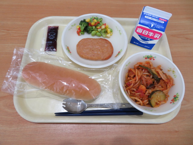 減量コッペパン、牛乳、ボロニアステーキ、イタリアンサラダ、夏野菜のトマトパスタ、奈良のブルーベリージャム