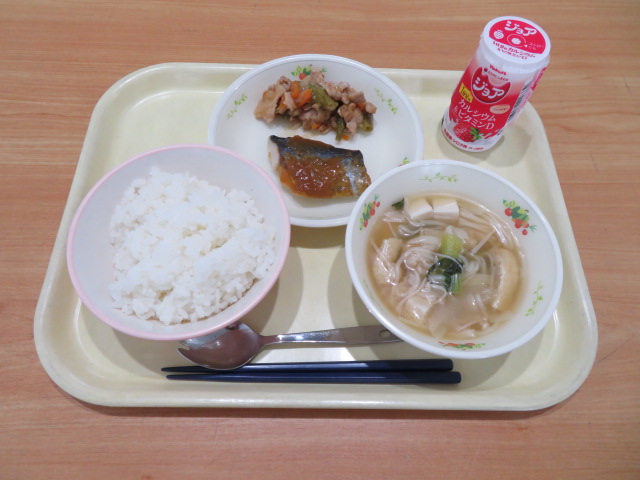 ごはん、ジョア(ストロベリー)、さわらのゆずみそかけ、豚肉の生姜炒め、にゅうめん