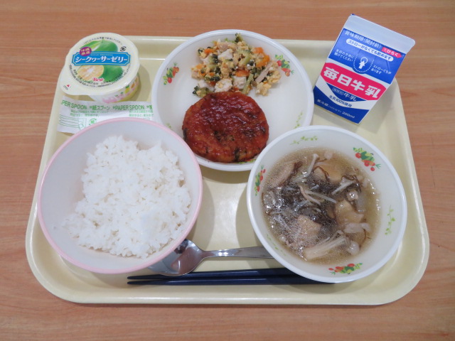 ごはん、牛乳、ヒラヤーチー、ゴーヤチャンプルー、もずくスープ、シークワーサーゼリー