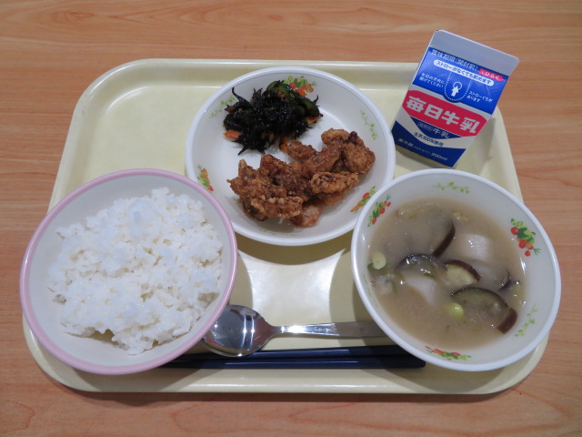 ごはん、牛乳、豚肉のかりん揚げ、ひじきの酢の物、葛城市の食材みそ汁