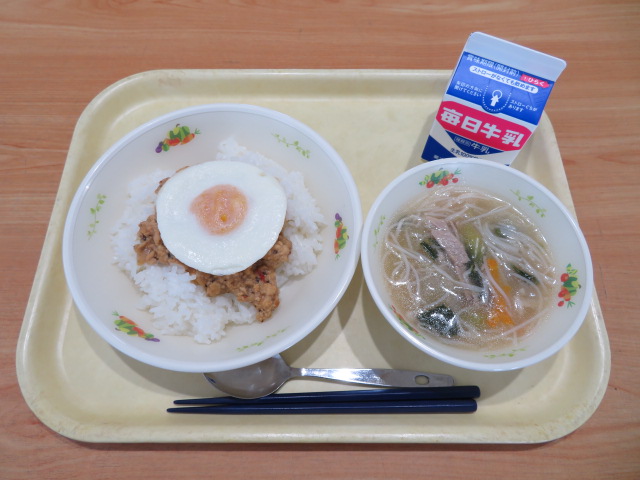 ごはん、牛乳、めだまやき、ガパオライスの具、ビーフンスープ