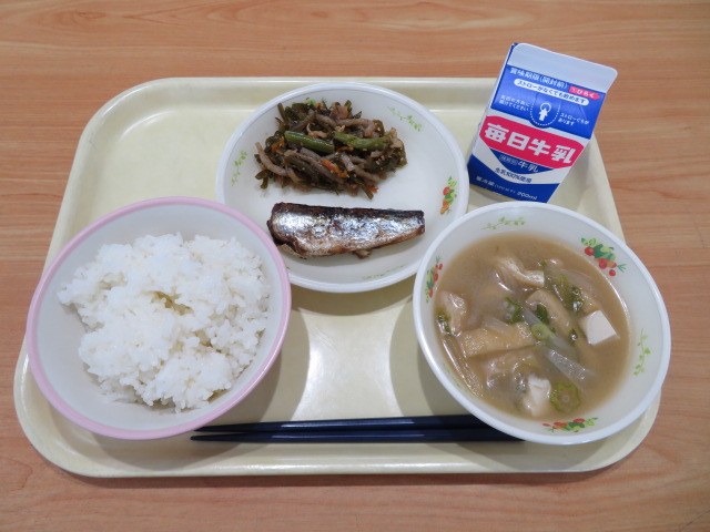 ごはん、牛乳、いわし梅煮、茎わかめの五目炒め、夏やさい汁