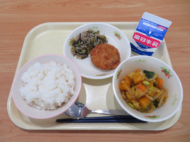 ごはん、牛乳、たこメンチ、大和まなちりめん、かぼちゃのそぼろ煮